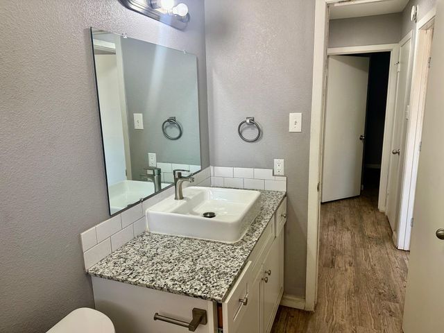 836 N Meadows DR B, Austin, TX 78758