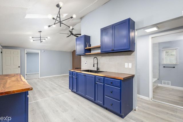 15641 Pickford Street, Detroit, MI 48235