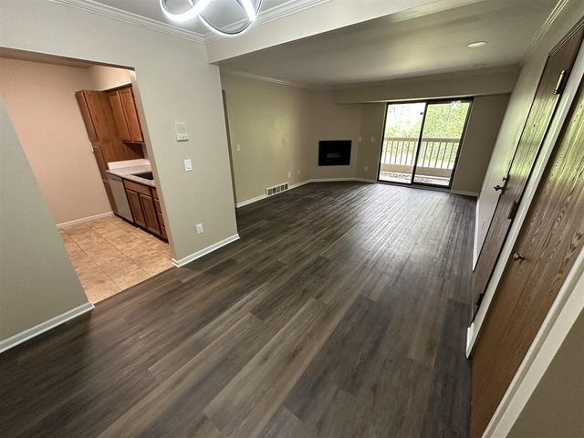 3005 Fernwood 103, Ann Arbor, MI 48108