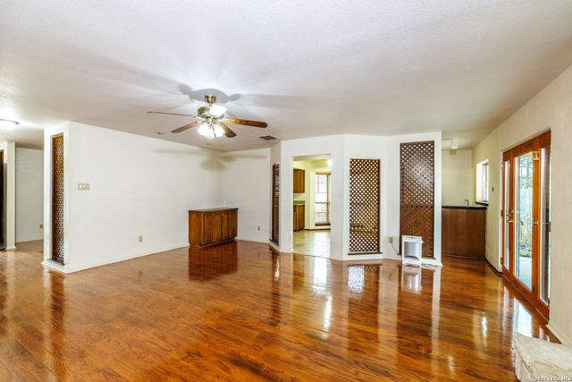 209 Coventry Ln., Seguin, TX 78155