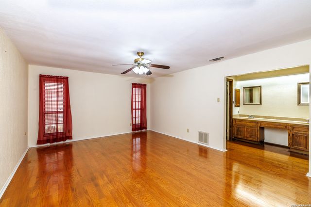 209 Coventry Ln., Seguin, TX 78155