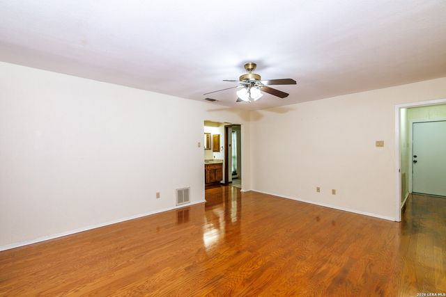 209 Coventry Ln., Seguin, TX 78155