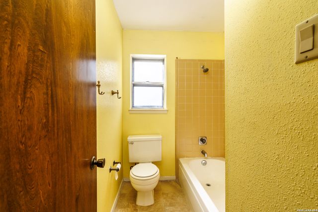 209 Coventry Ln., Seguin, TX 78155