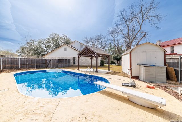 209 Coventry Ln., Seguin, TX 78155