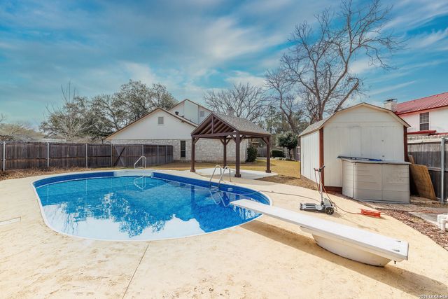 209 Coventry Ln., Seguin, TX 78155