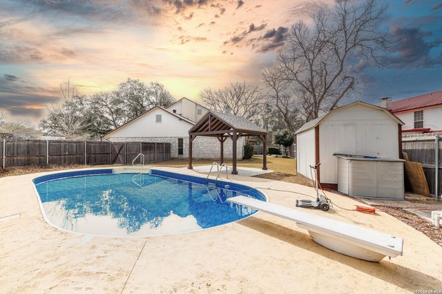209 Coventry Ln., Seguin, TX 78155
