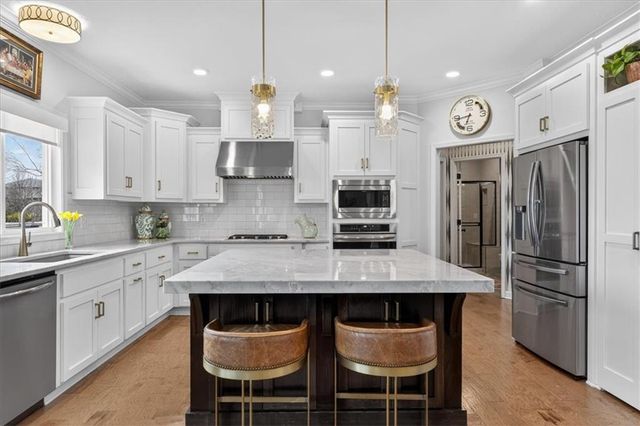 105 SW Meadowbrook Drive, Lee's Summit, MO 64082