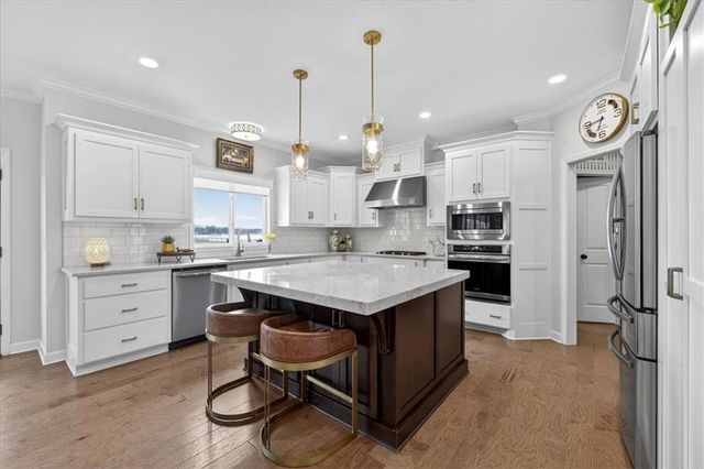 105 SW Meadowbrook Drive, Lee's Summit, MO 64082