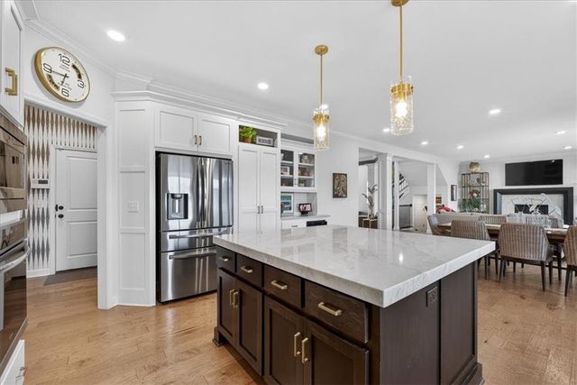 105 SW Meadowbrook Drive, Lee's Summit, MO 64082