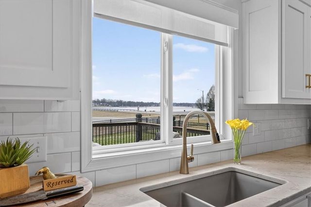 105 SW Meadowbrook Drive, Lee's Summit, MO 64082