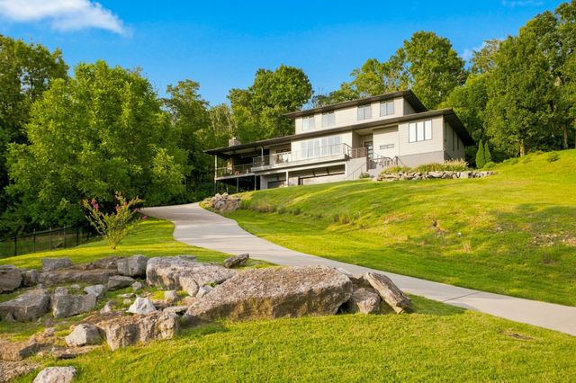 6045 Woodland Hills Dr, Nashville, TN 37211