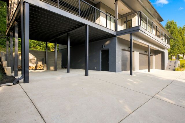 6045 Woodland Hills Dr, Nashville, TN 37211
