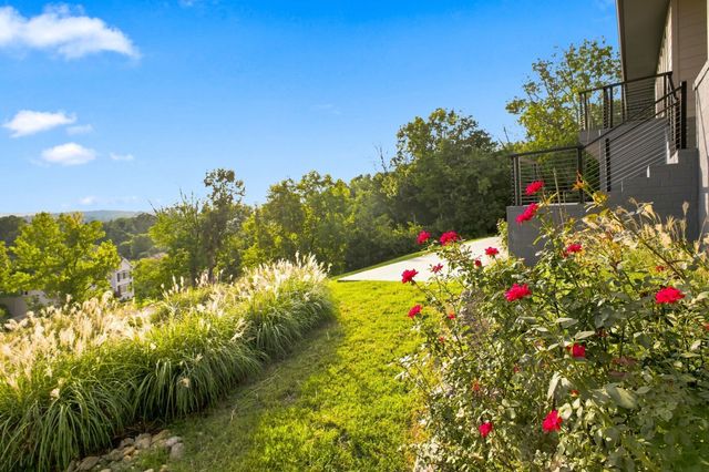 6045 Woodland Hills Dr, Nashville, TN 37211