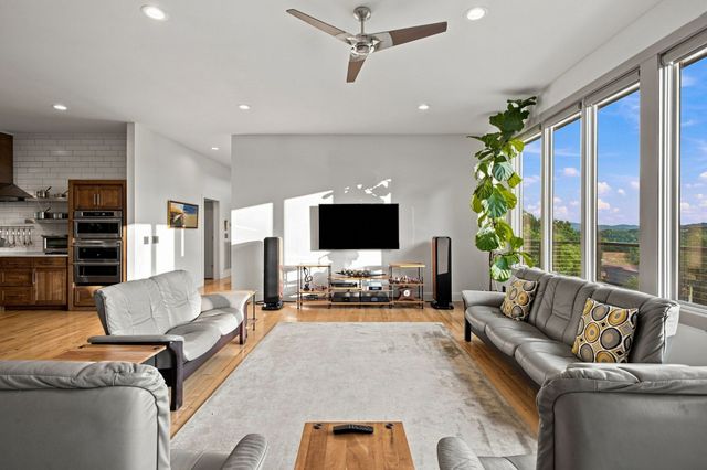 6045 Woodland Hills Dr, Nashville, TN 37211