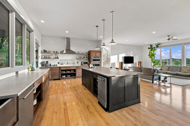 6045 Woodland Hills Dr, Nashville, TN 37211