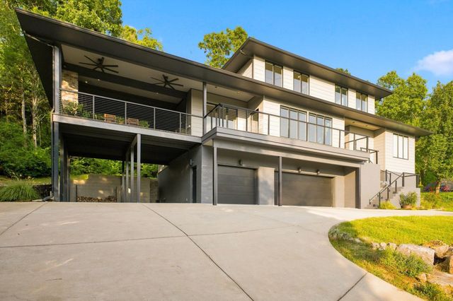 6045 Woodland Hills Dr, Nashville, TN 37211