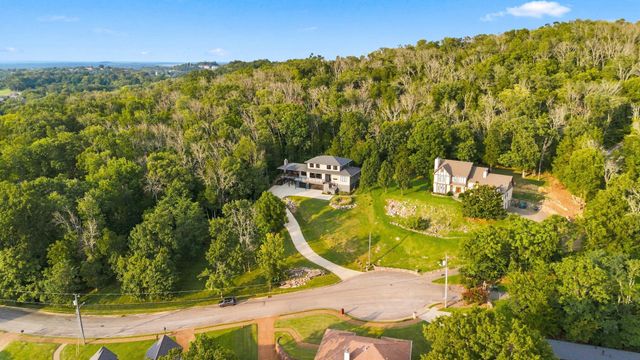 6045 Woodland Hills Dr, Nashville, TN 37211