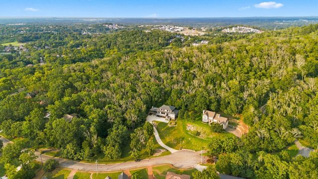 6045 Woodland Hills Dr, Nashville, TN 37211