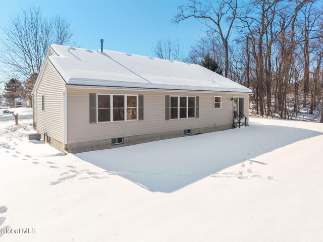 30 Crescent Creek Way, Bethlehem, NY 12158