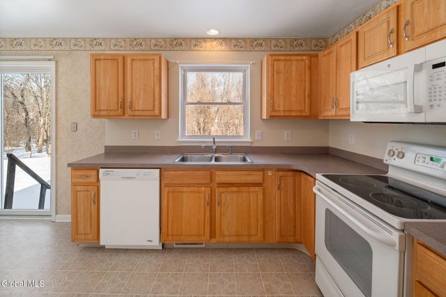 30 Crescent Creek Way, Bethlehem, NY 12158