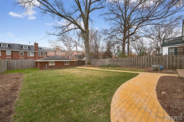 6810 Pershing Avenue, University City, MO 63130