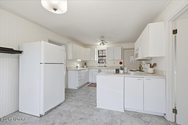 425 Laurel Lake Circle, Madisonville, TN 37354