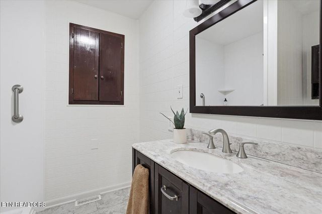 425 Laurel Lake Circle, Madisonville, TN 37354