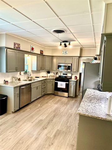 216 S William Barnett Avenue, Cleveland, TX 77327