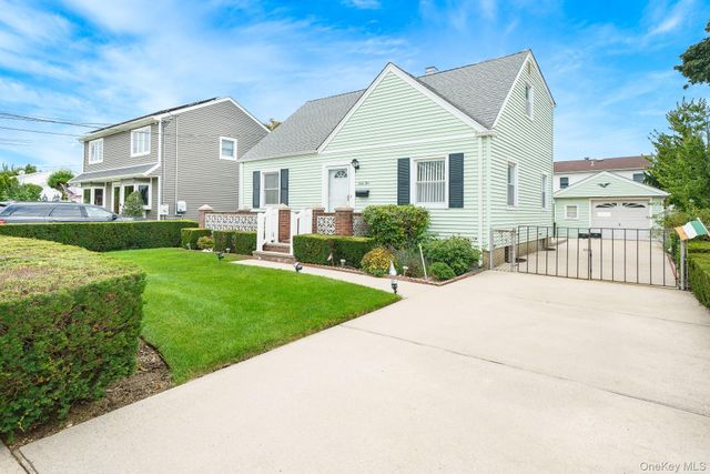 65 5th Street, Garden City Park, NY 11040