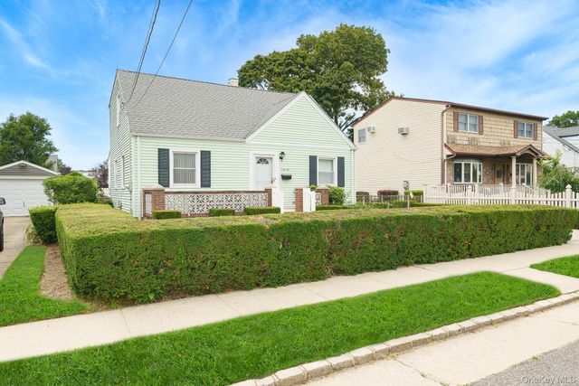 65 5th Street, Garden City Park, NY 11040