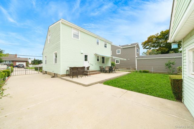 65 5th Street, Garden City Park, NY 11040