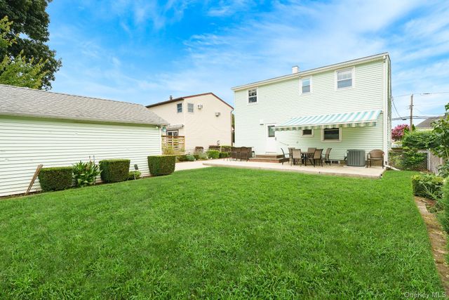 65 5th Street, Garden City Park, NY 11040
