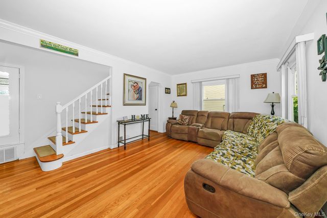 65 5th Street, Garden City Park, NY 11040