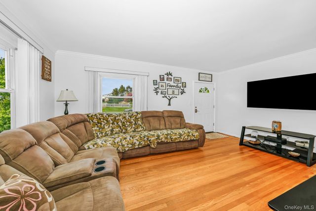 65 5th Street, Garden City Park, NY 11040