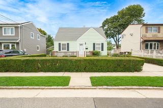 65 5th Street, Garden City Park, NY 11040
