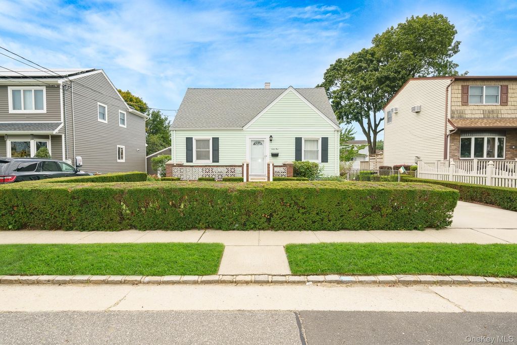 65 5th Street, Garden City Park, NY 11040