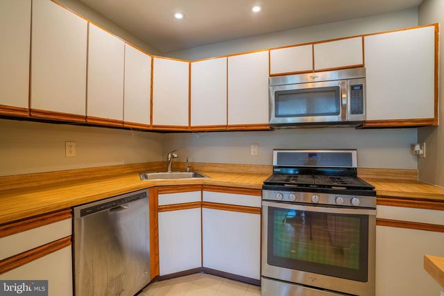 27 CHAMBORD CT, Hamilton, NJ 08619