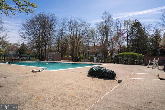 27 CHAMBORD CT, Hamilton, NJ 08619