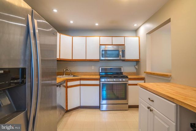 27 CHAMBORD CT, Hamilton, NJ 08619