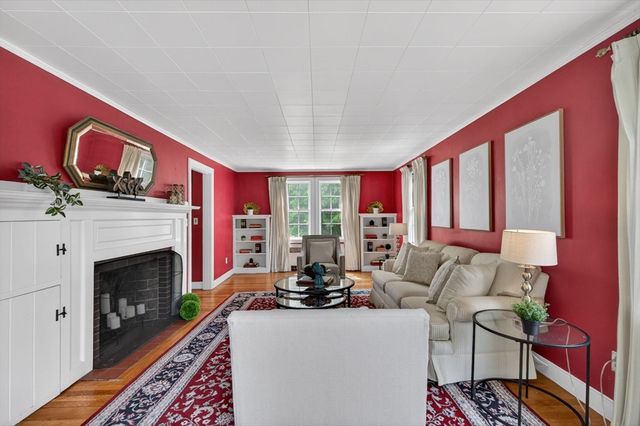 9 Stratford Rd, Andover, MA 01810