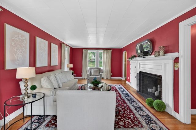 9 Stratford Rd, Andover, MA 01810
