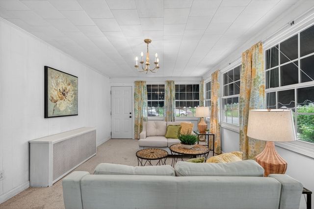 9 Stratford Rd, Andover, MA 01810