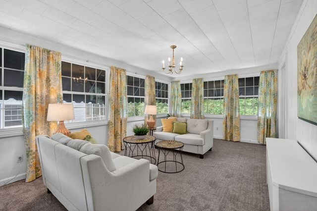 9 Stratford Rd, Andover, MA 01810