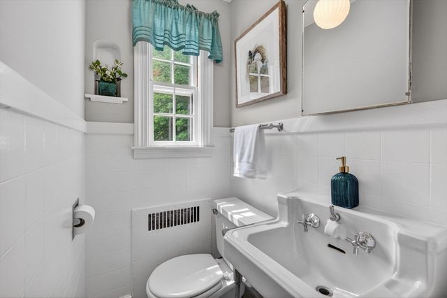 9 Stratford Rd, Andover, MA 01810