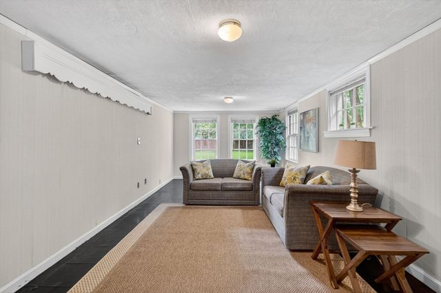9 Stratford Rd, Andover, MA 01810