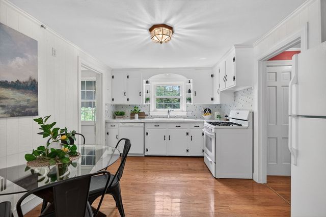 9 Stratford Rd, Andover, MA 01810