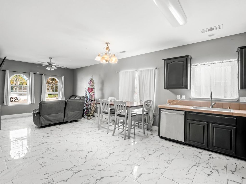 Image 10 of property listing at 337 Ramona Street, Orange Cove, CA 93646