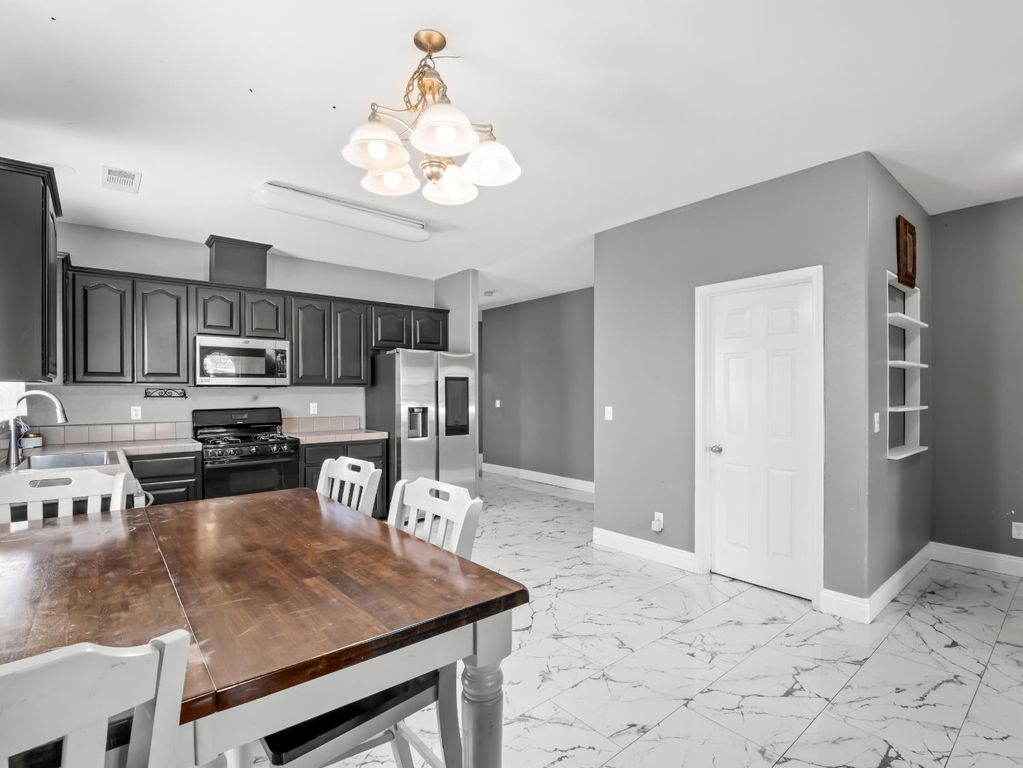 Image 7 of property listing at 337 Ramona Street, Orange Cove, CA 93646