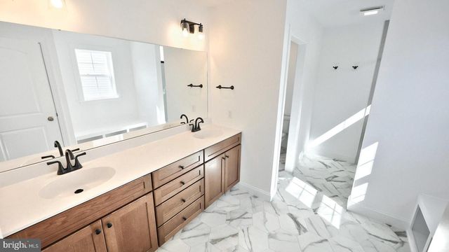 519 CHARLESTON DR, Mechanicsburg, PA 17055