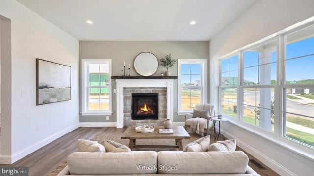 519 CHARLESTON DR, Mechanicsburg, PA 17055